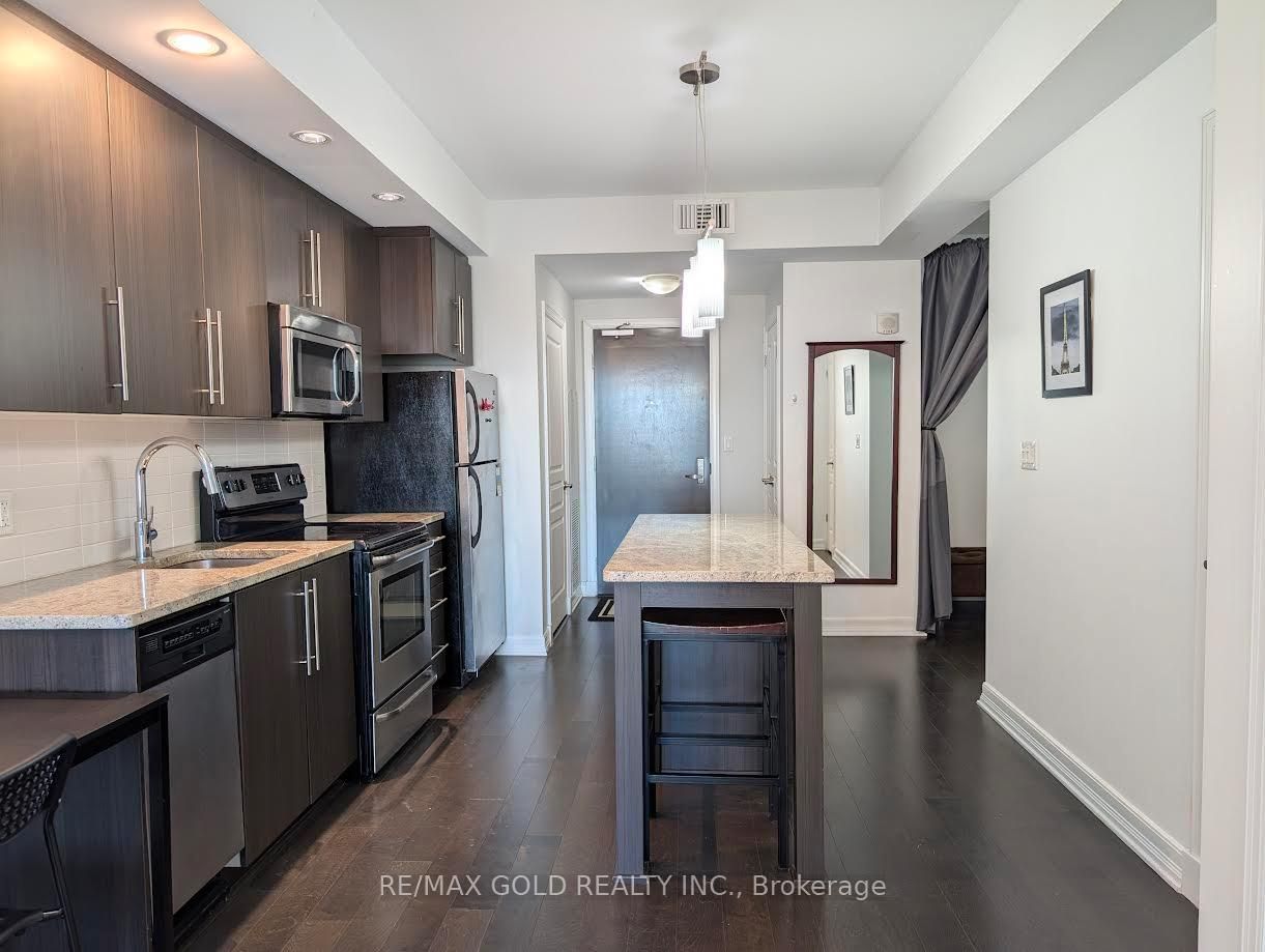 Suite 407 photo 4