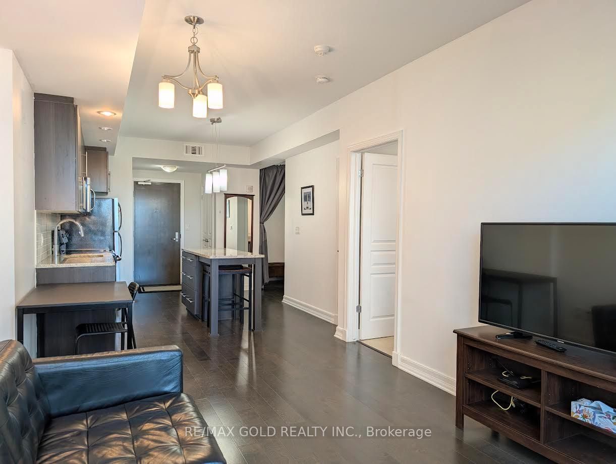 Suite 407 photo 6