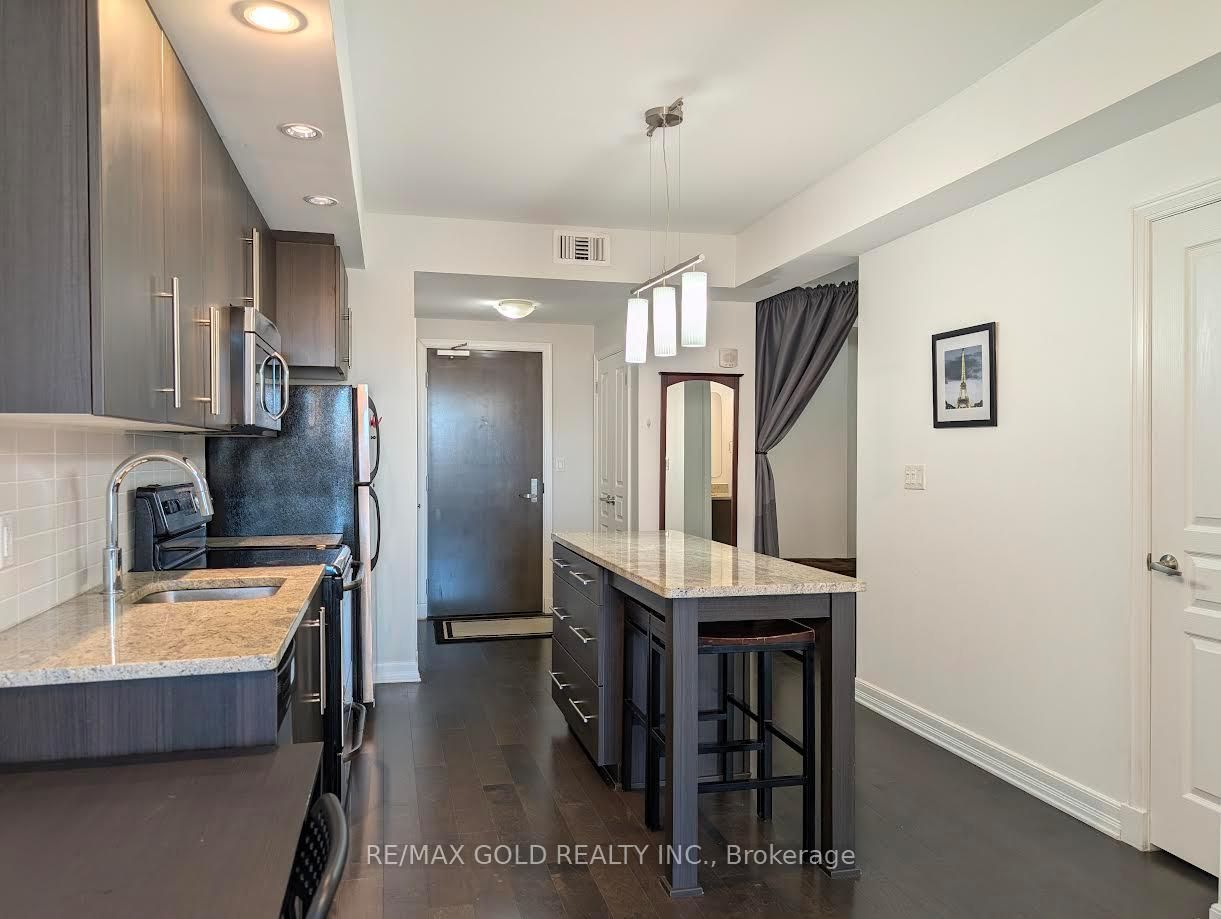 Suite 407 photo 7