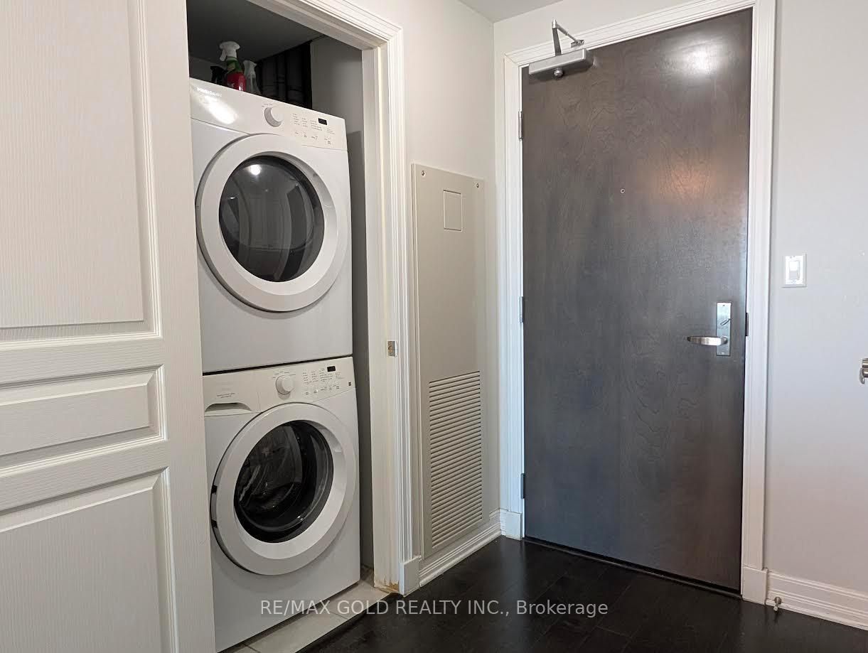 Suite 407 photo 8