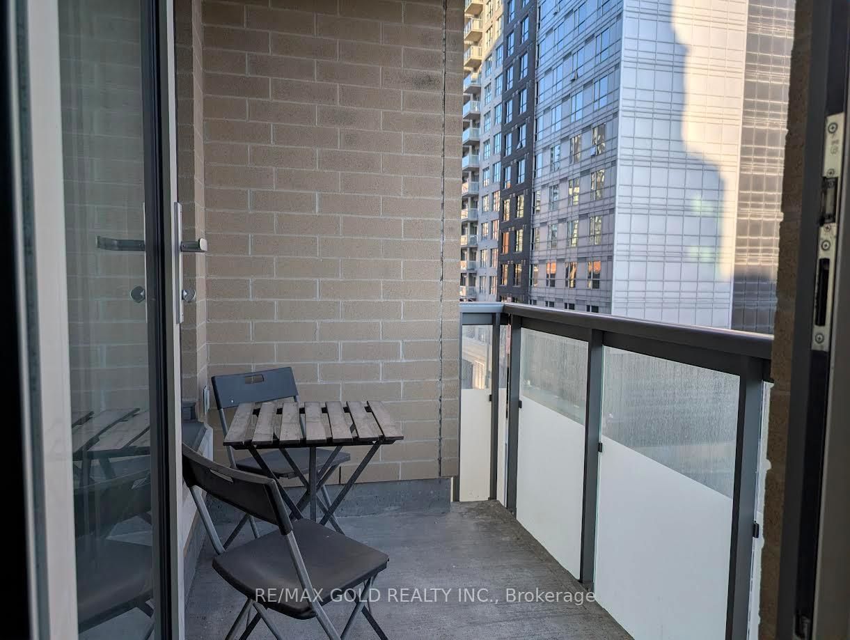 Suite 407 photo 11