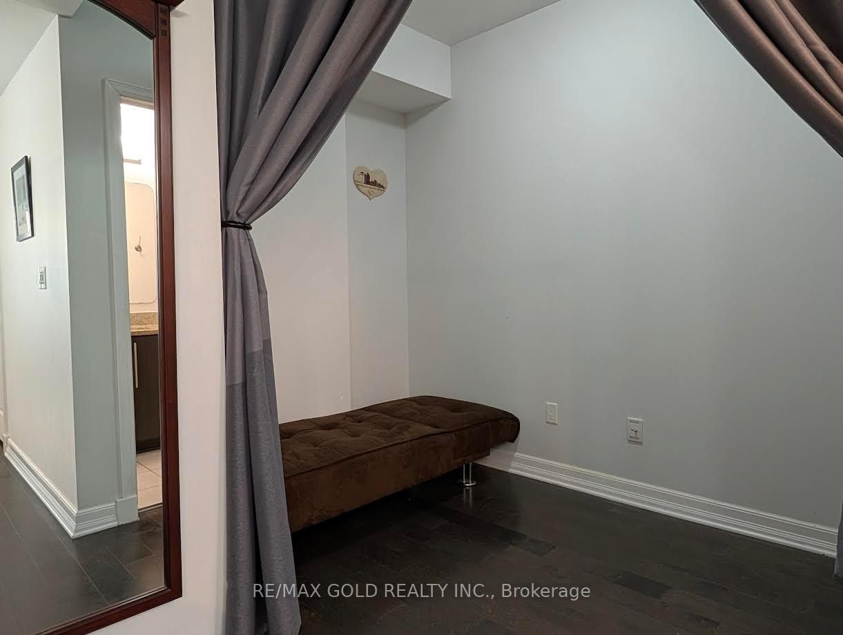 Suite 407 photo 12