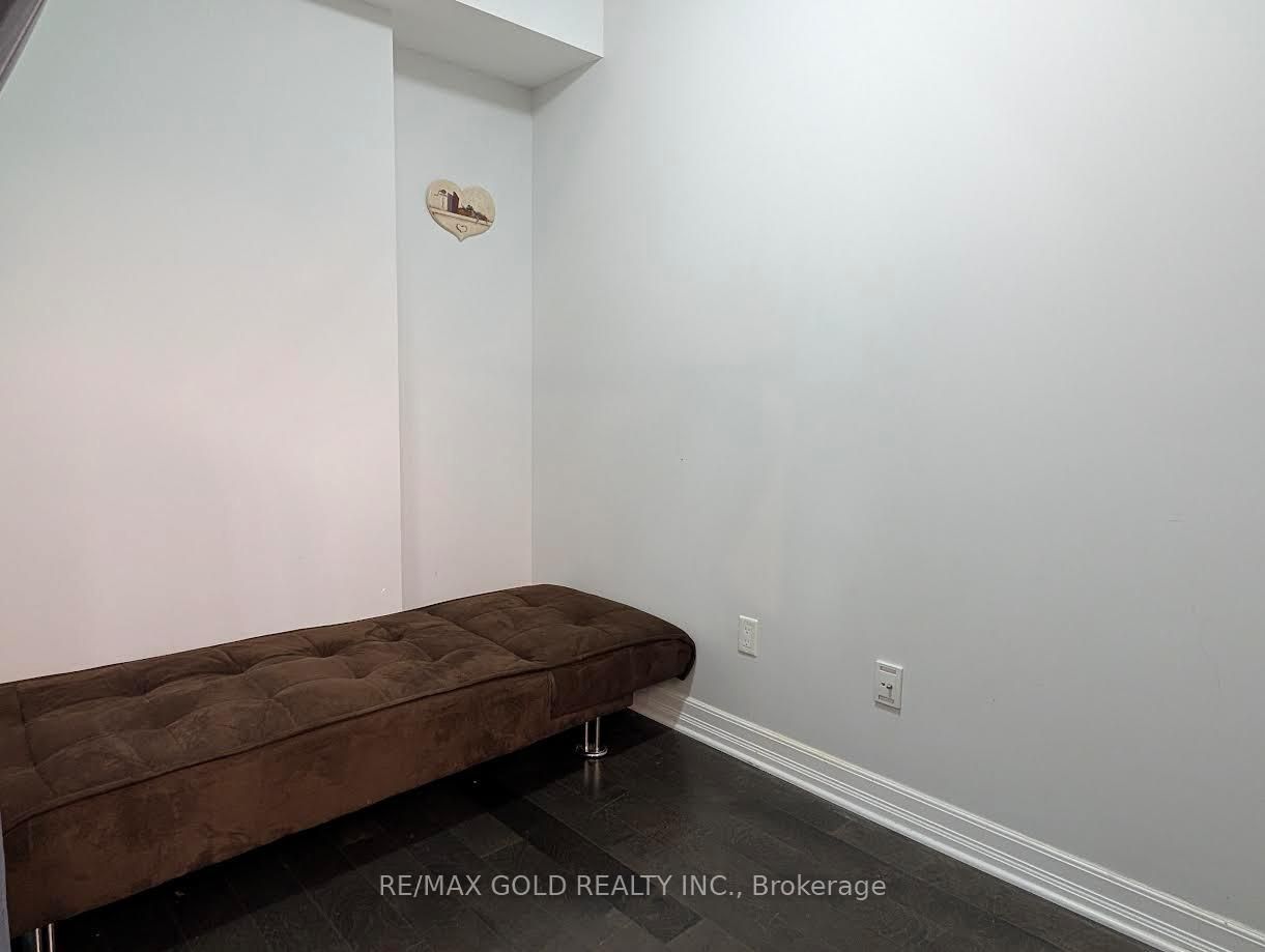 Suite 407 photo 13