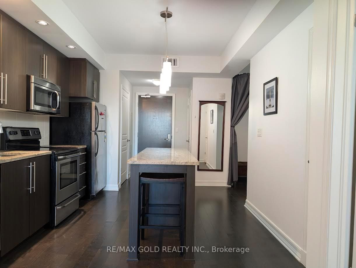 Suite 407 photo 15