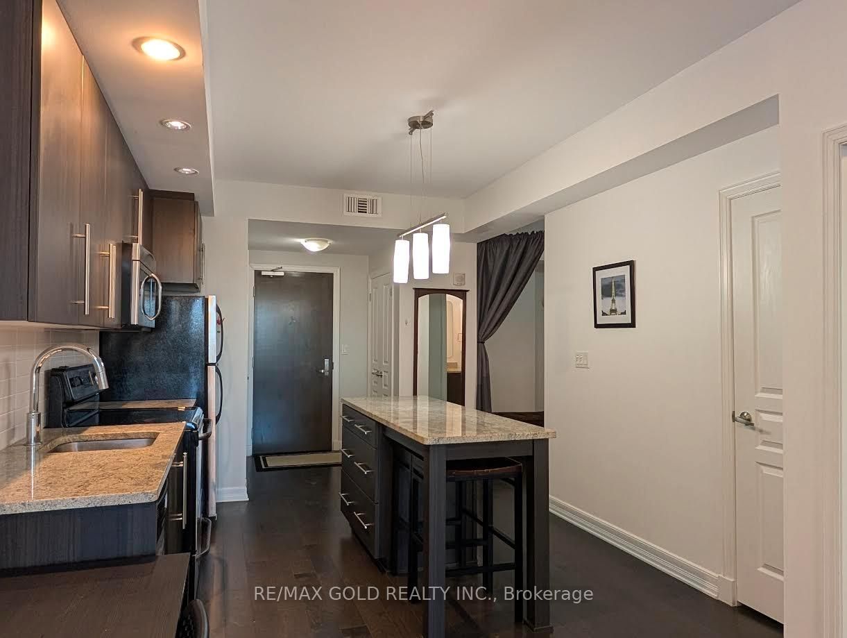 Suite 407 photo 16
