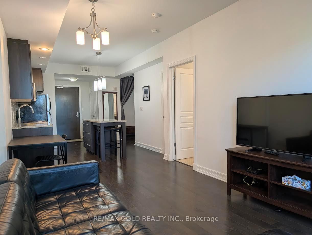 Suite 407 photo 17